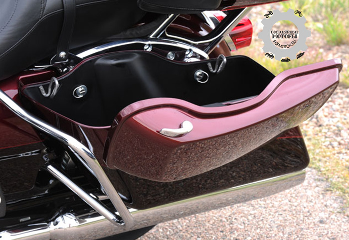 Фото туристических мотоциклов Harley-Davidson 2014 года — задвижки боковых сумок