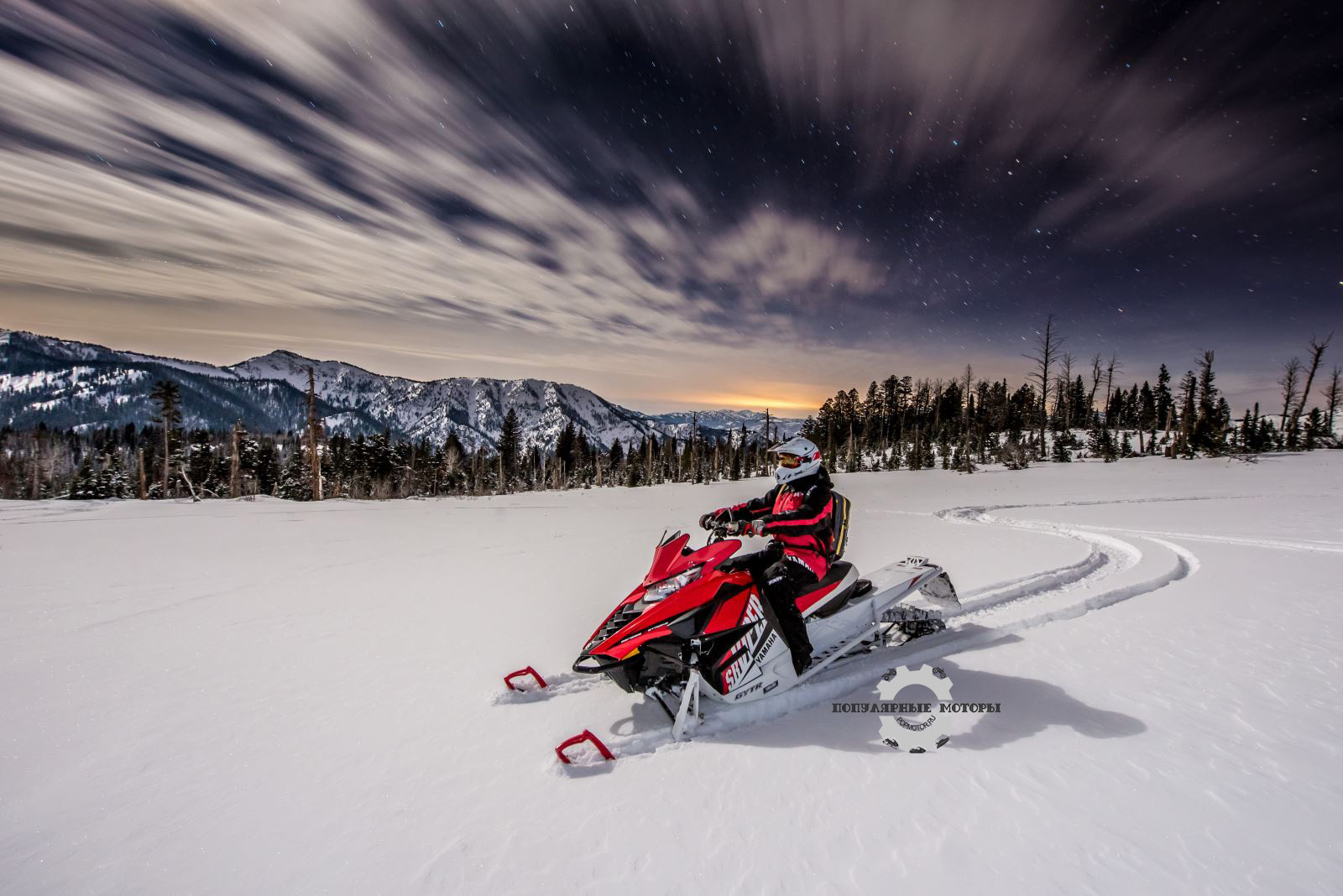 Фото первого взгляда на горные снегоходы Yamaha SR Viper MTX 2015 по нетронутому снегу