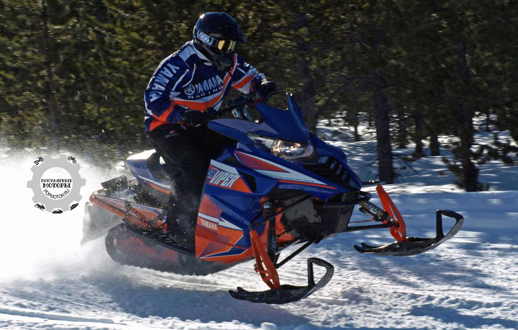 Фото снегохода Yamaha SR Viper RTX LE 2015 прыжок