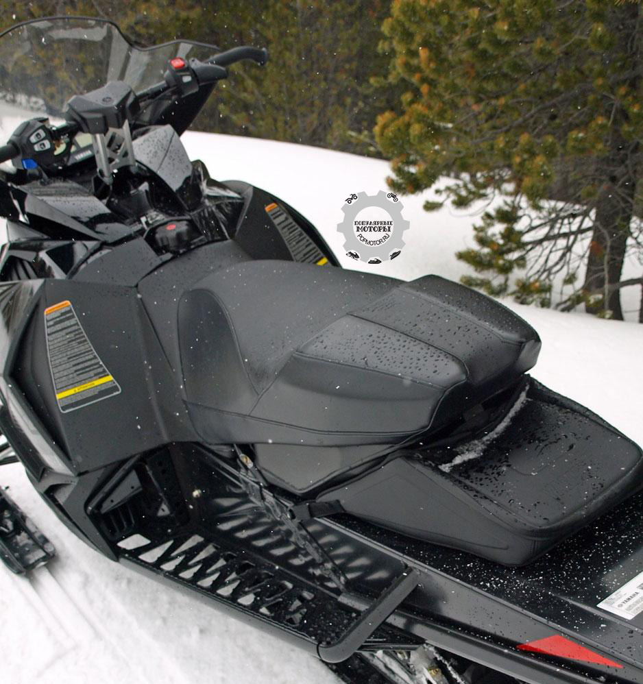 Фото снегохода Yamaha SR Viper R-TX DX 2015 — высокое и округлое сиденье DX