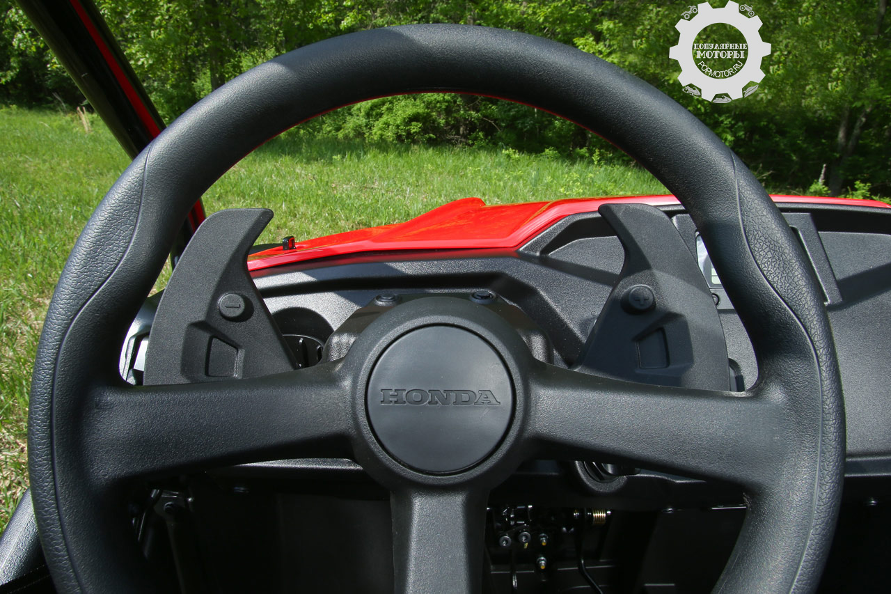 Лепестки для переключения передач на руле делают управление Honda Pioneer 500 2015 легче и веселее.