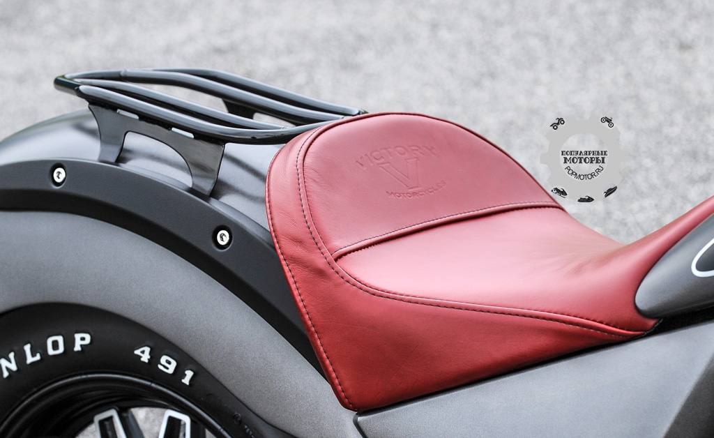 Фото мотоцикла Victory Gunner 2015 — сиденье-аксессуар и багажная полка