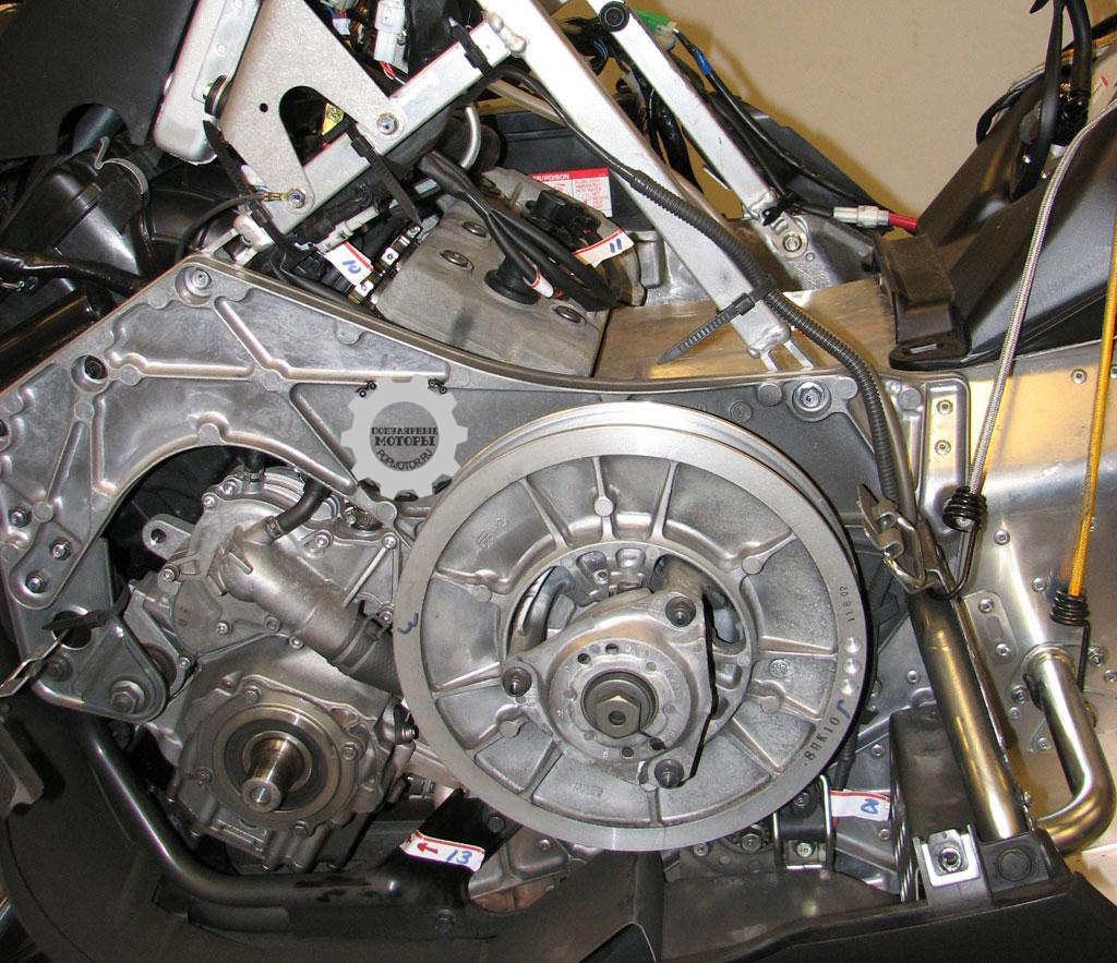 Конструкторы Yamaha много уделили внимания централизации массы Vector, так что двигатель расположен низко и впереди для улучшения управляемости.
