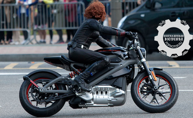 Фото электрического мотоцикла Harley-Davidson — в повороте