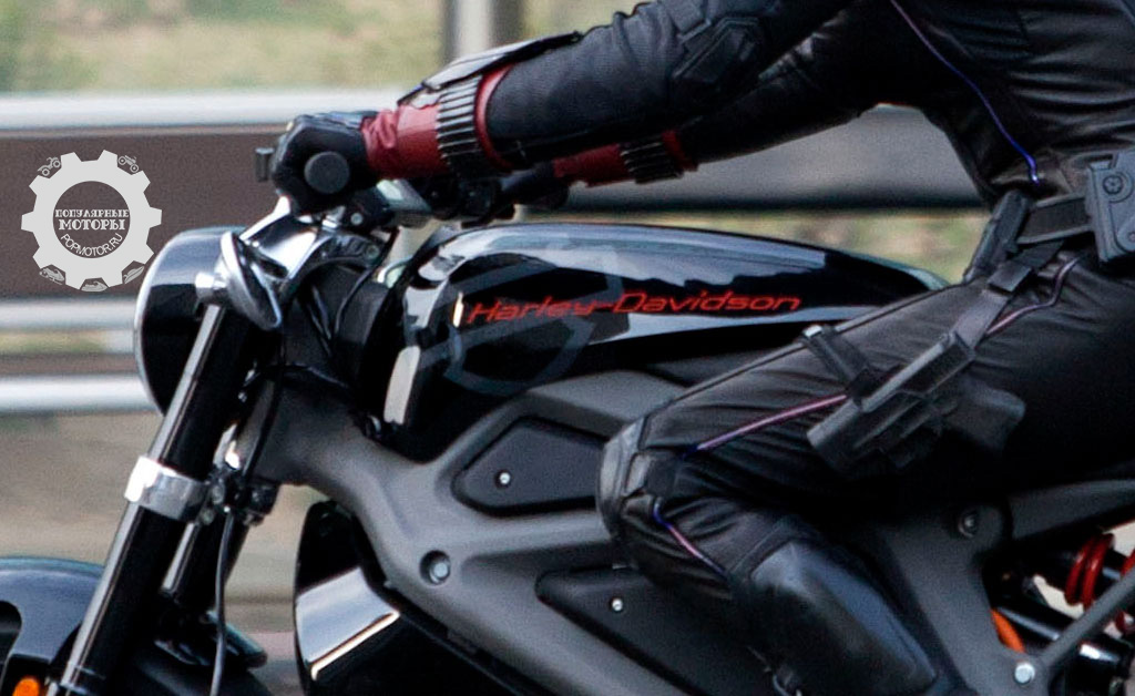 На крупном плане ложного бензобака чётко виден логотип Harley-Davidson. Также обратите внимание на заниженные зеркала заднего вида и нечто, напоминающее дисплей приборной панели.