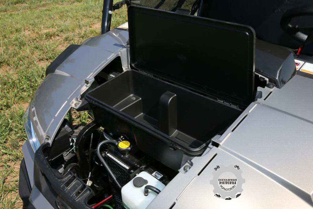 Kymco UXV 450i LE 2015 не обделён багажными отделениями.