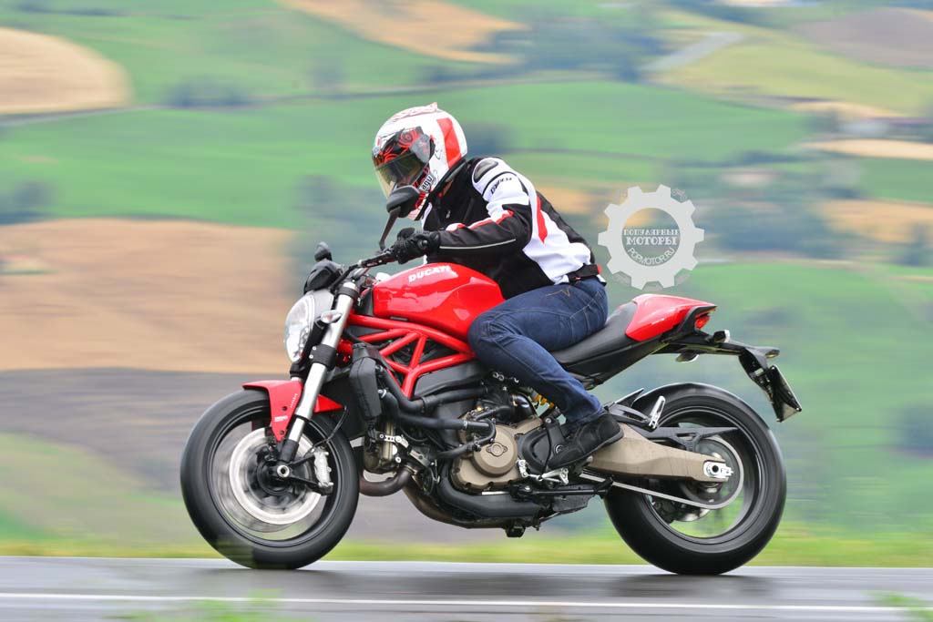 Фото мотоцикла Ducati Monster 821 2015 — в дождь