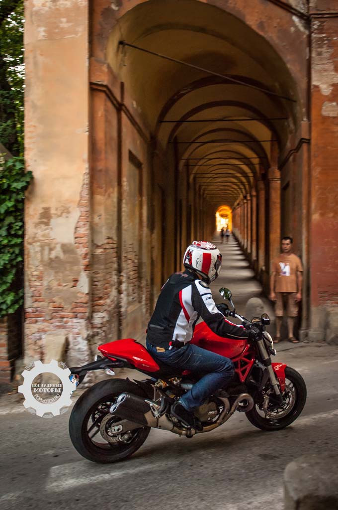 Фото мотоцикла Ducati Monster 821 2015 — взгляды прохожих