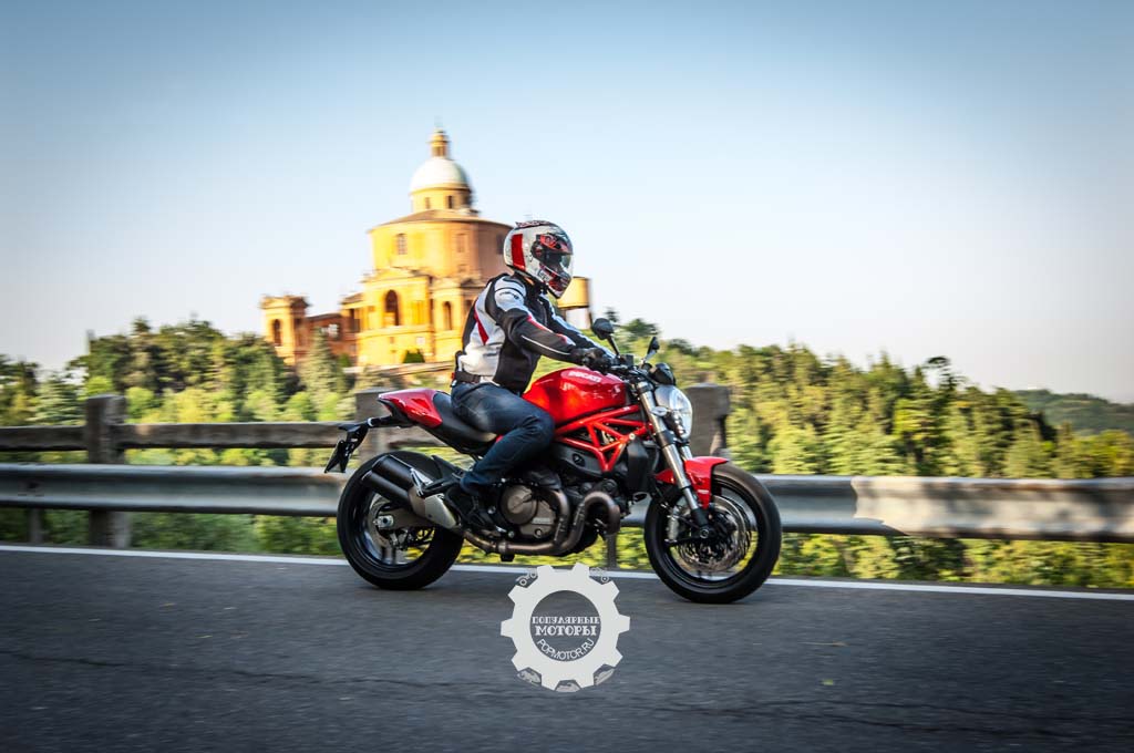 Фото мотоцикла Ducati Monster 821 2015 — по дороге скорость