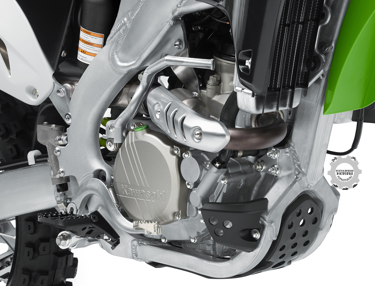 Четырёхтактный двигатель Kawasaki KX250F 2015 сохранил прежний диаметр цилиндра и ход поршня, но получил новый поршень конструкции "bridged box" а-ля Формула-1 наряду с обновлённым нижним топливным инжектором, более тяжёлым ротором раздатчика зажигания и обновлённым программированием блока управления мотором.