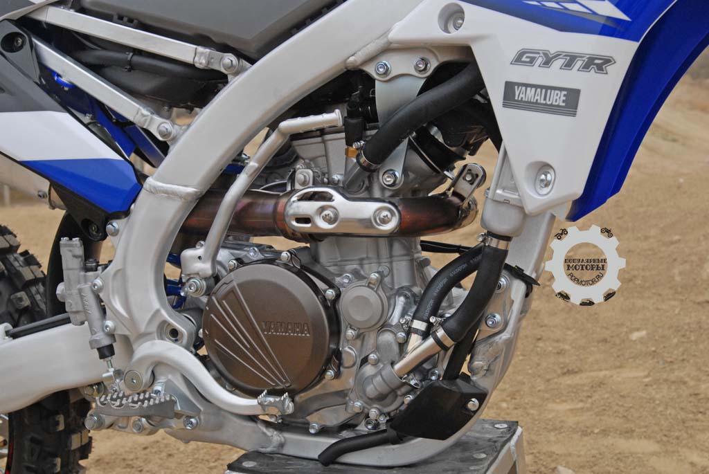 249-кубовый двигатель оборудован наклонённым на 6.2 градуса назад цилиндром и головкой цилиндра обратной конструкции с прямым нисходящим впуском и симметричными портами. Это сочетание породило компактный мотор с централизованной массой. Для модели 2015 года Yamaha переработали выпускной кулачок, чтобы мотоцикл легче заводился.