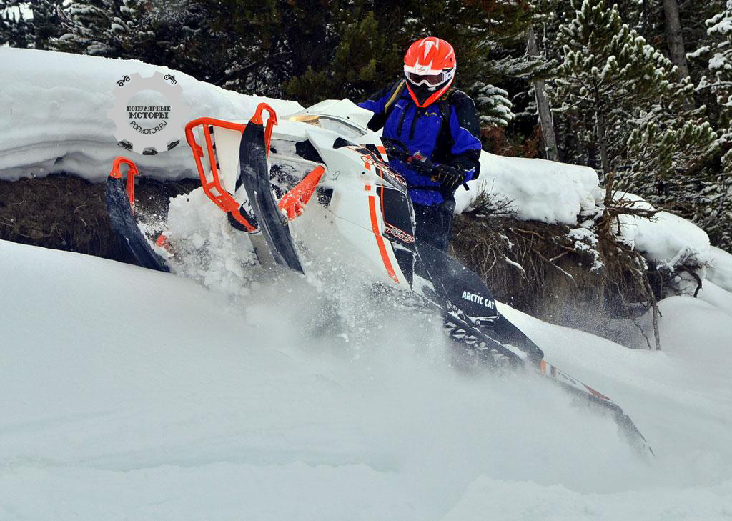 M8000 Sno Pro легко ездит поперёк склона, так что можно спокойно разворачивать снегоход на середине спуска или подъёма.