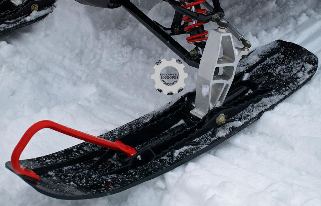 Новые лыжи Polaris Pro-Float шириной 241 миллиметр дают на 45% больше площади поверхности, что лыжи Polaris Pro-Steer, использованные на моделях Indy SP.