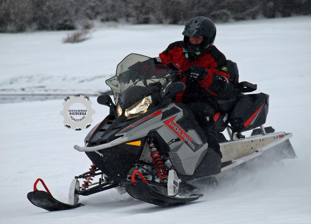 Фото снегохода Polaris 550 Indy Adventure 155 2015 —  мощно стартует