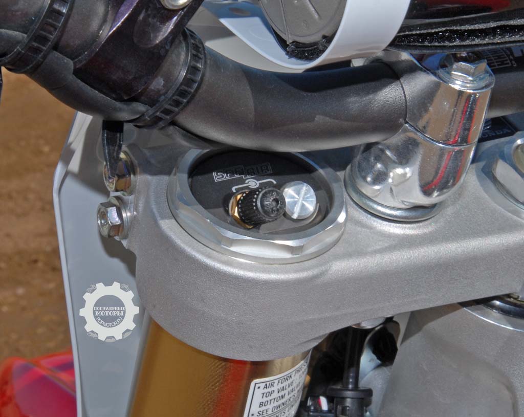 Регулировка вилки. Вилка Хонда CRF 250. Crf450 регулятор сжатия вилки. Регулировка жесткости вилки crf250.