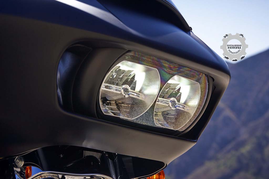 Забавный факт: новые фары Road Glide похожи на Бендера из мультсериала «Футурама». Но главное, что они хорошо освещают дорогу ночью. По словам представителей Harley-Davidson, луч света фар стал на 85% шире и 6% ярче на ближнем свете, а также на 35% шире и 45% ярче на дальнем свете.