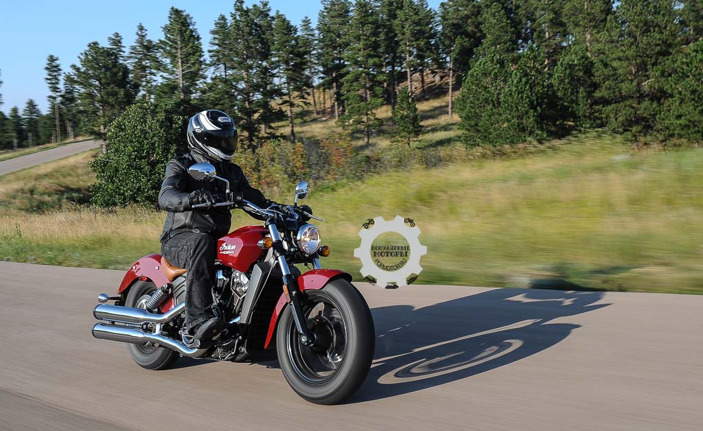 Фото мотоцикла Indian Scout 2015 - по дороге