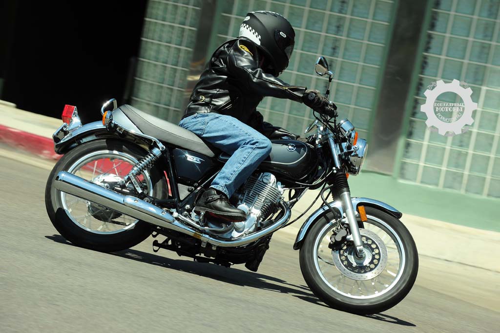 Фото мотоцикла Yamaha SR400 2015 - вид справа по улице