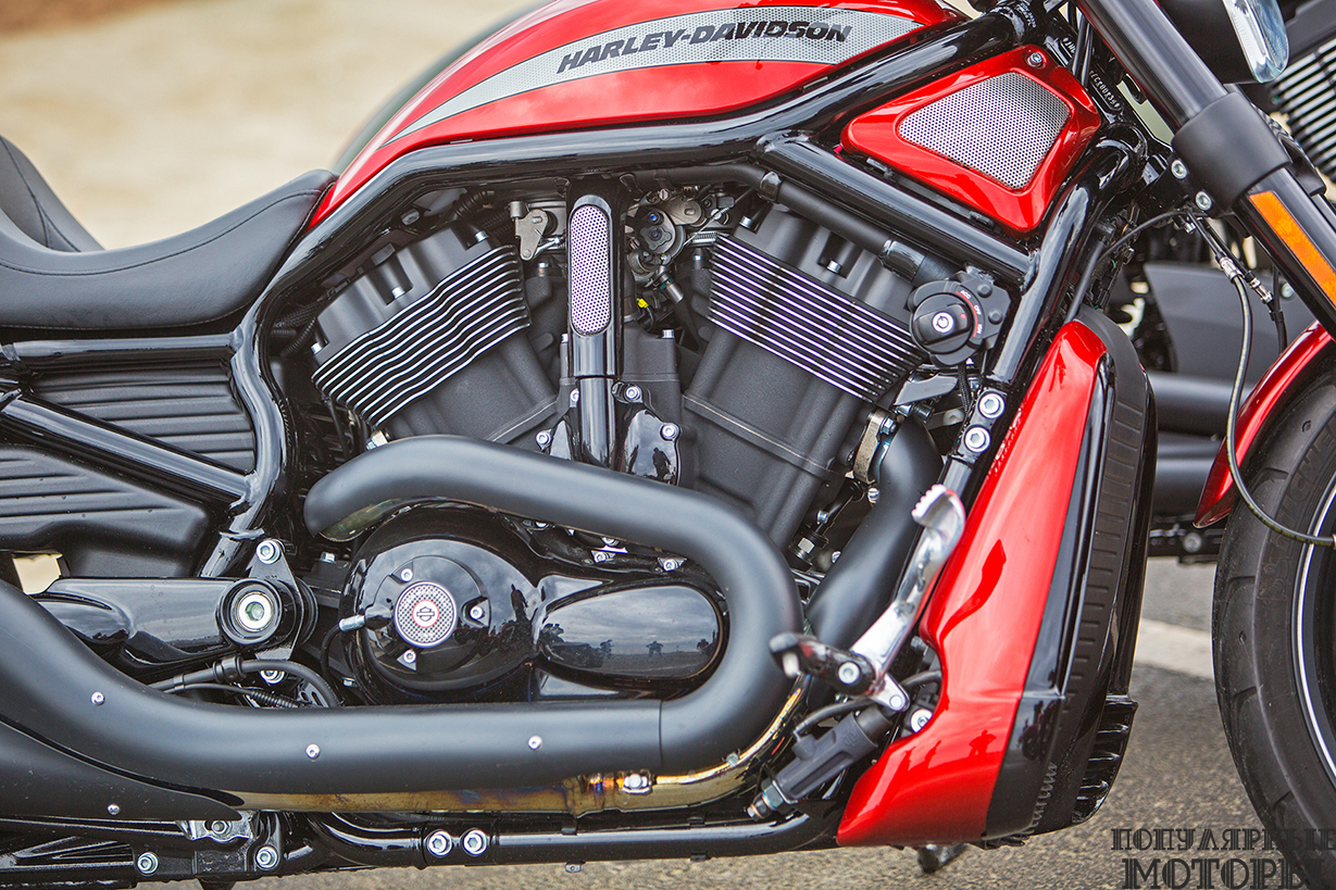 Двигатель Night Rod с жидкостным охлаждением — потрясающий агрегат. В трансмиссии мотоцикла установлено гоночное проскальзывающее сцепление.