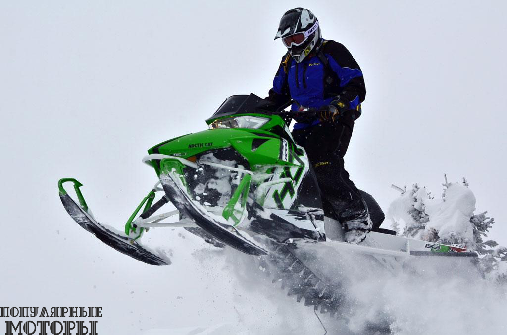 Arctic Cat HCR 8000 2015 — свирепый снегоход, который любит агрессивный стиль вождения.