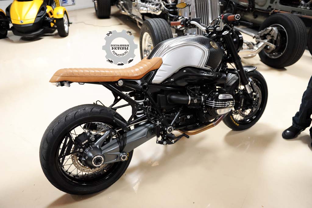 Фото мотоцикла BMW R NineT 2014 — в салоне