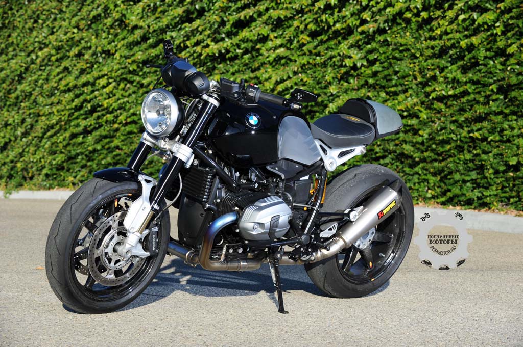 Фото мотоцикла BMW R NineT 2014 — вид слева спереди на подножке
