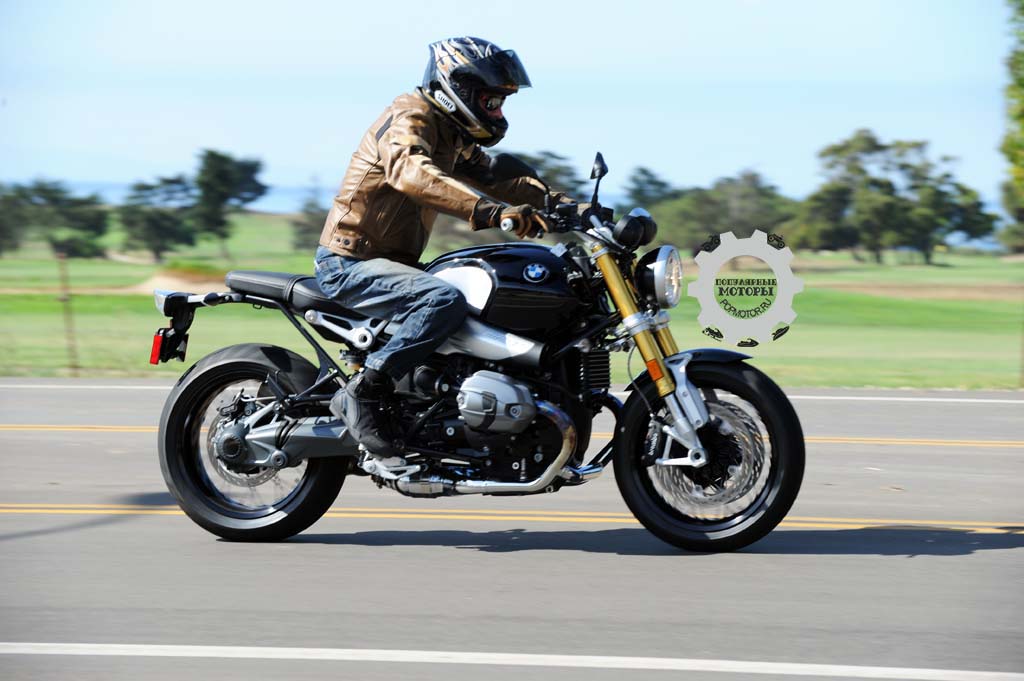 Фото мотоцикла BMW R NineT 2014 — вид справа на скорости