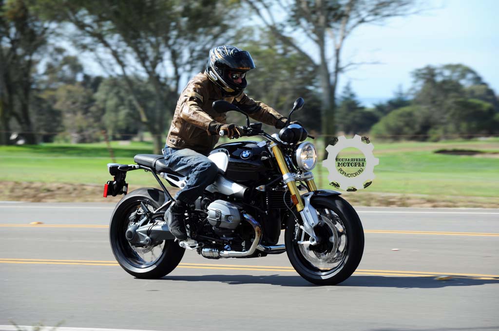 Фото мотоцикла BMW R NineT 2014 — вид справа по дороге