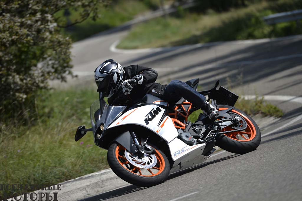Фото мотоцикла KTM RC390 2015 - в повороте