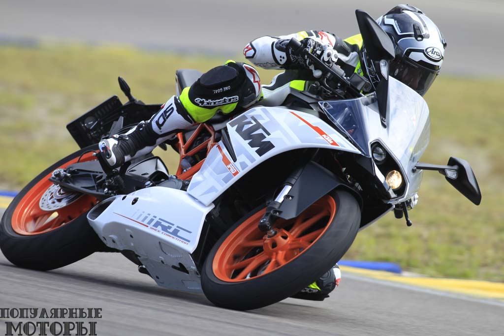 Одно из преимуществ мотоцикла KTM — двигатель, который мощнее, чем у моделей конкурентов. Его количество лошадиных сил значительно превосходит показатель 286-кубового Honda и слегка больше 296-кубового Kawasaki. Что ещё важнее, у RC390 лучше крутящий момент благодаря большему объёму мотора.