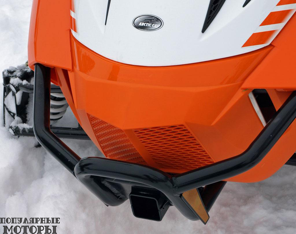 Серьёзный утилитарный снегоход требует серьёзной защиты, и её обеспечивают два крепких бампера спереди и сзади.