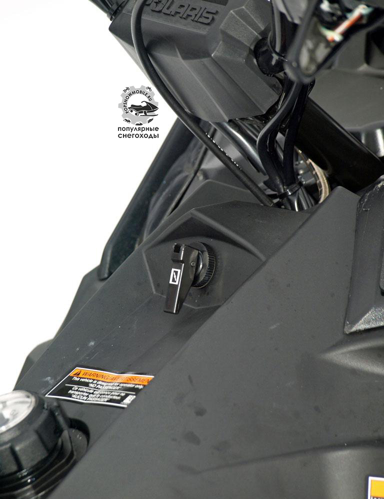 Переключатель дросселя на Indy 550 выдаёт двигатель, что находится под капотом. В эпоху электронного зажигания и инжекторных двигателей это уже немного «ретро».
