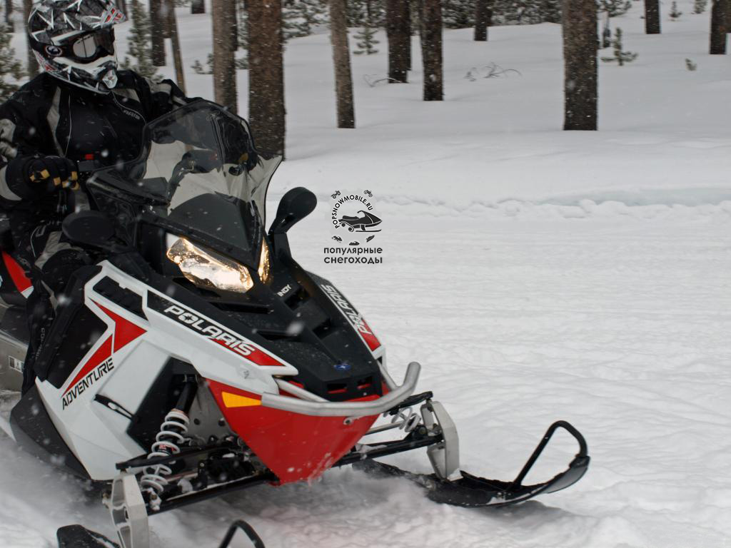 550 Indy Adventure от Polaris – послушный и комфортабельный снегоход для прогулок по укатанному снегу.