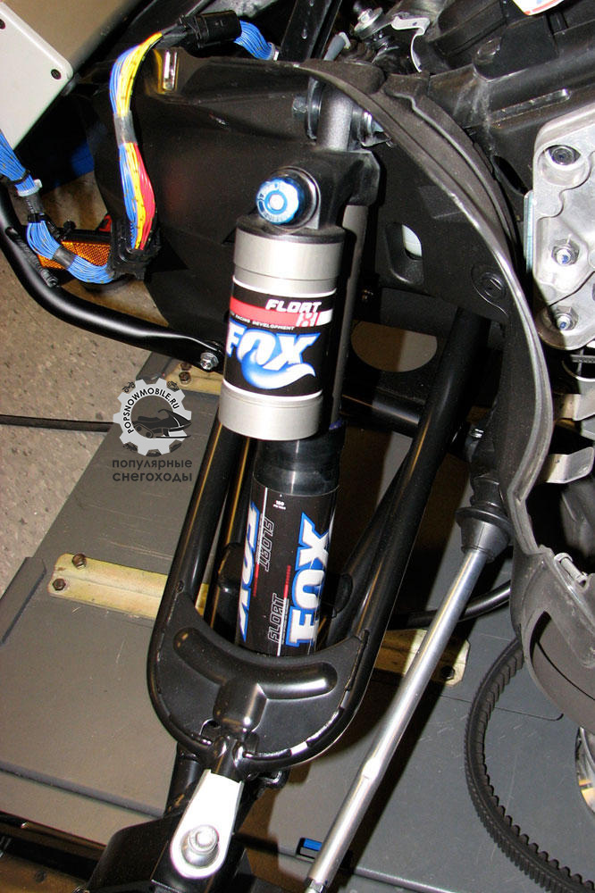Алюминиевые газовые амортизаторы на передней подвеске FXG2 работают в тандеме с лыжами «Tuner» с двойным килем.