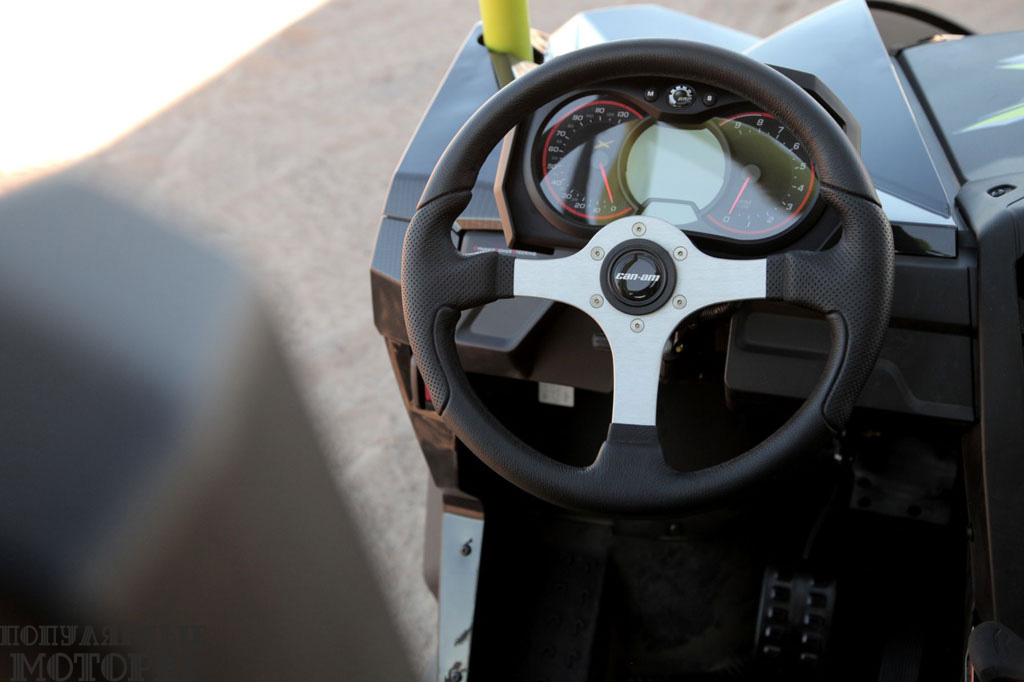 Фото Can-Am Maverick X ds Turbo 2015 — рулевое колесо