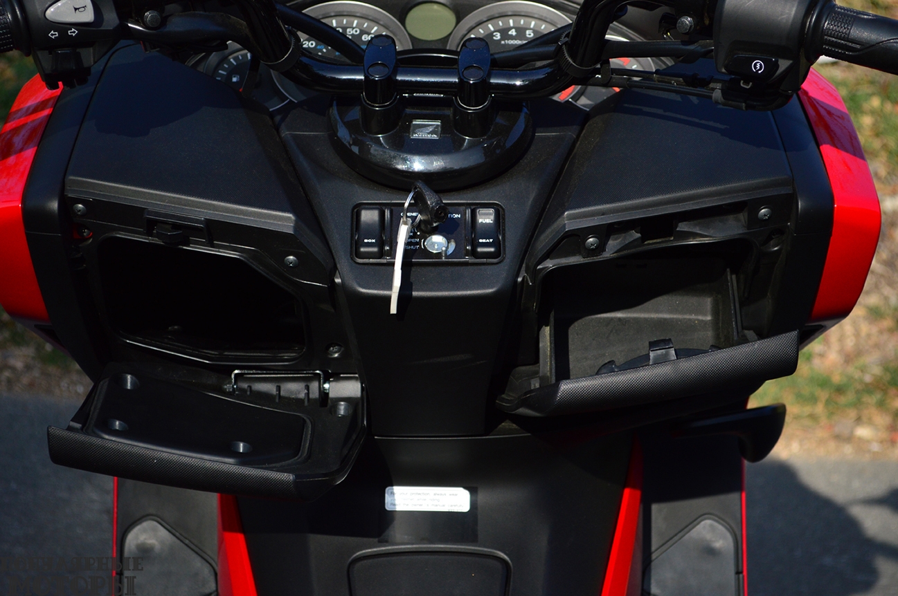 Фото Honda Forza 2015 — перчаточные ящики