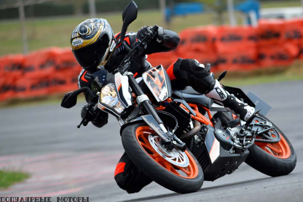 Фото KTM 390 Duke 2015 — в повороте
