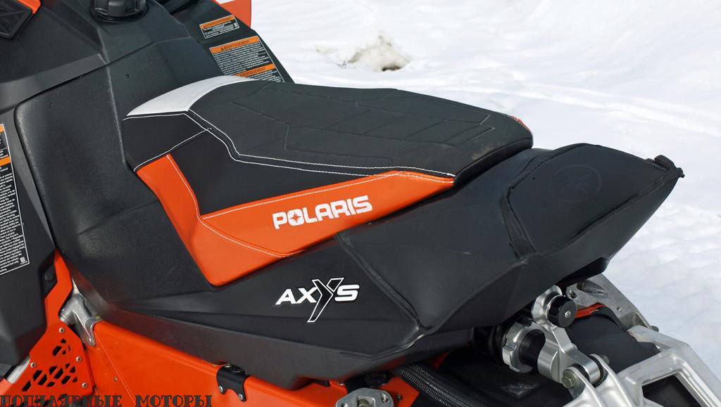 Сиденье AXYS Performance Seat располагает к незатруднительному перемещению вперёд, чтобы лыжи лучше цеплялись в снег, или назад для облегчения передней части снегохода и давления на гусеницу.
