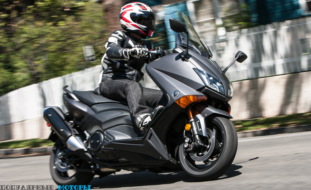 Фото скутера Yamaha TMAX - перед поворотом