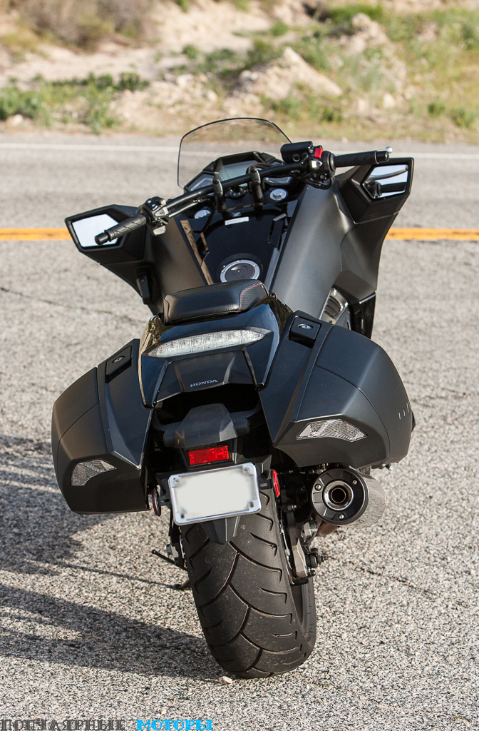 Фото скутера Honda NM4 — вид сзади