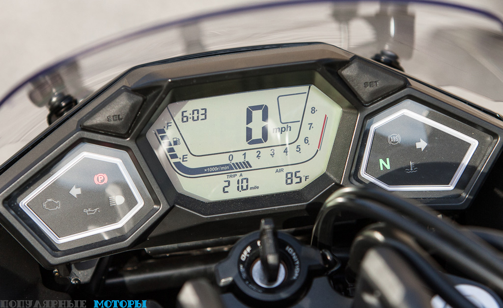 Фото скутера Honda NM4 — дисплей