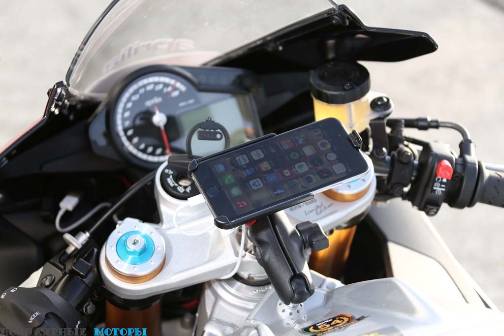 Тестирующих новые мотоциклы журналистов ждал сюрприз: тестовые байки были оснащены «айфонами»! Приложение Aprilia V4 Multimedia Platform подключает RSV4 к смартфону, а следовательно к интернету.