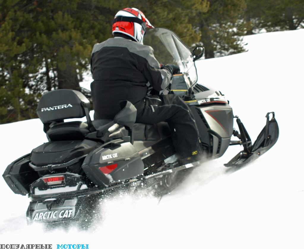 Pantera 7000 XT Limited на удивление резво стартует и легко управляется на снегу, как и лучшие туристические снегоходы.